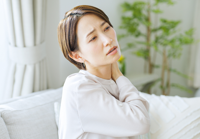 腕のしびれに悩む女性