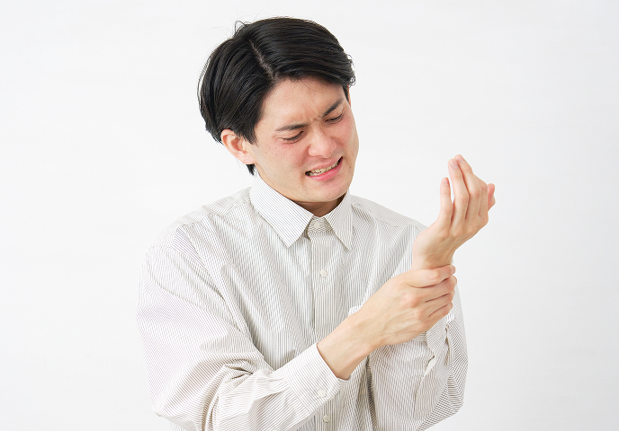親指の付け根の痛みに悩む手元