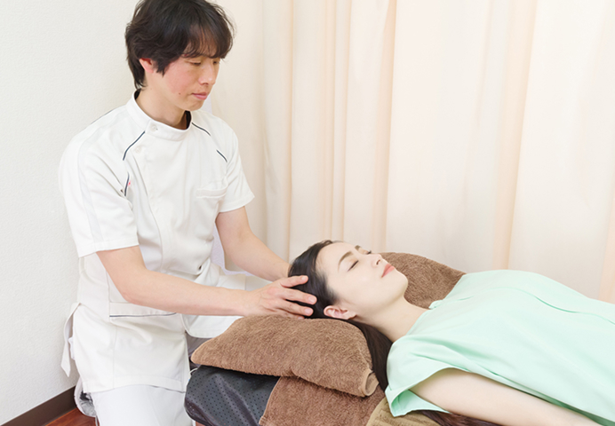 顎・首の状態を確認する施術